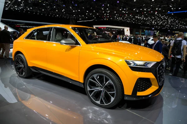 Audi Q8 carro conceito esporte — Fotografia de Stock