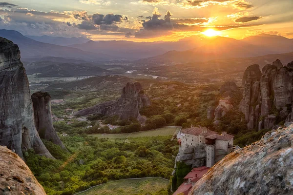 Під час заходу сонця декорації Meteora Греції — стокове фото