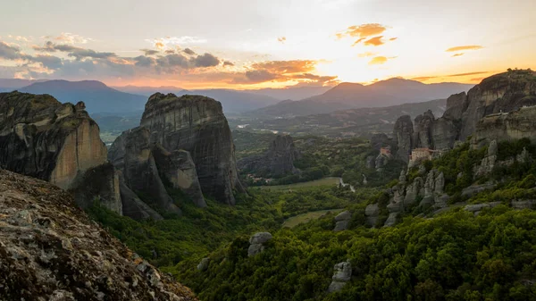 Під час заходу сонця декорації Meteora Греції — стокове фото