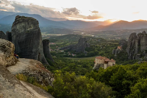 Під час заходу сонця декорації Meteora Греції — стокове фото