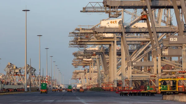 Containerhafen-Schiffskräne — Stockfoto