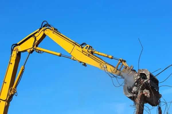 Jeřáb demolice budovy — Stock fotografie