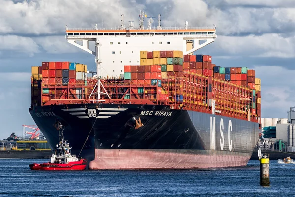 Containerschip sleepboot poort — Stockfoto