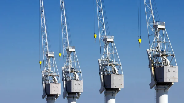 Dźwigi portowe port Antwerpia — Zdjęcie stockowe