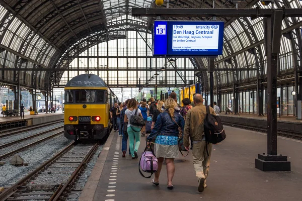 Amsterdam central station train passengers — Stock Photo, Image
