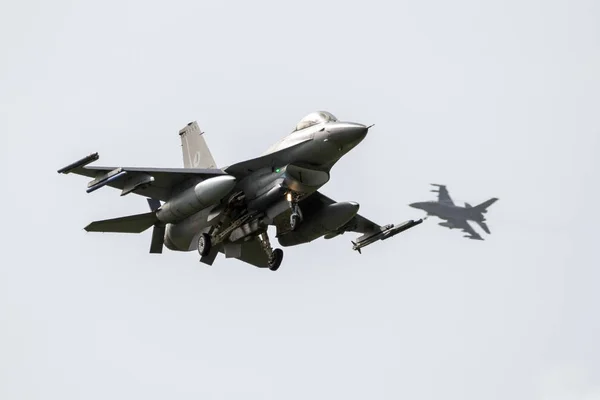 F-16 savaş uçağı iniş — Stok fotoğraf