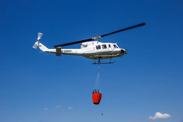 Ahlen Alemania Junio 2016 Bell 212 Helicóptero Con Cubo Agua —  Fotos de Stock