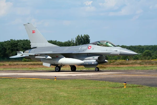 Kraliyet Danimarkalı Hava Kuvvetleri F-16 savaş uçağı uçak — Stok fotoğraf