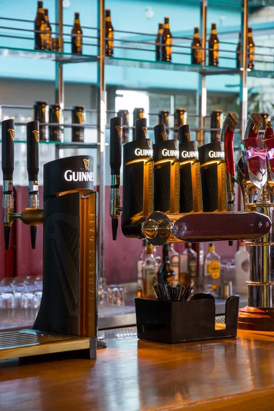Dublin Irlanda Feb 2014 Torneira Distribuição Guinness Bar Cervejaria Guinness — Fotografia de Stock