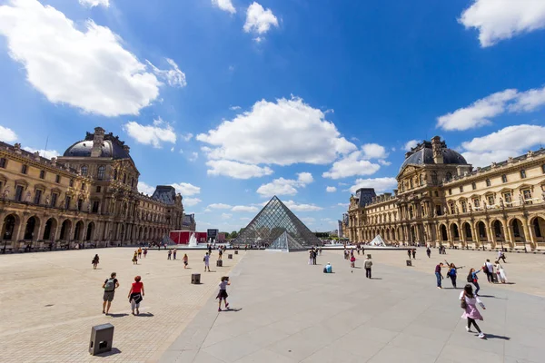 Paris Francja Czerwca 2015 Widok Wewnętrznego Dziedzińca Muzeum Luwrze Muzeum — Zdjęcie stockowe