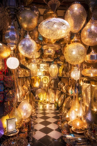 Seçimi Geleneksel Marakeş Souks Içinde Lambalar Yaptı Geleneksel Bir Berber — Stok fotoğraf