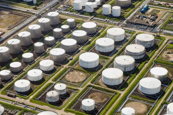 Tanklager Für Erdöl Und Chemikalien Einem Industriehafen — Stockfoto