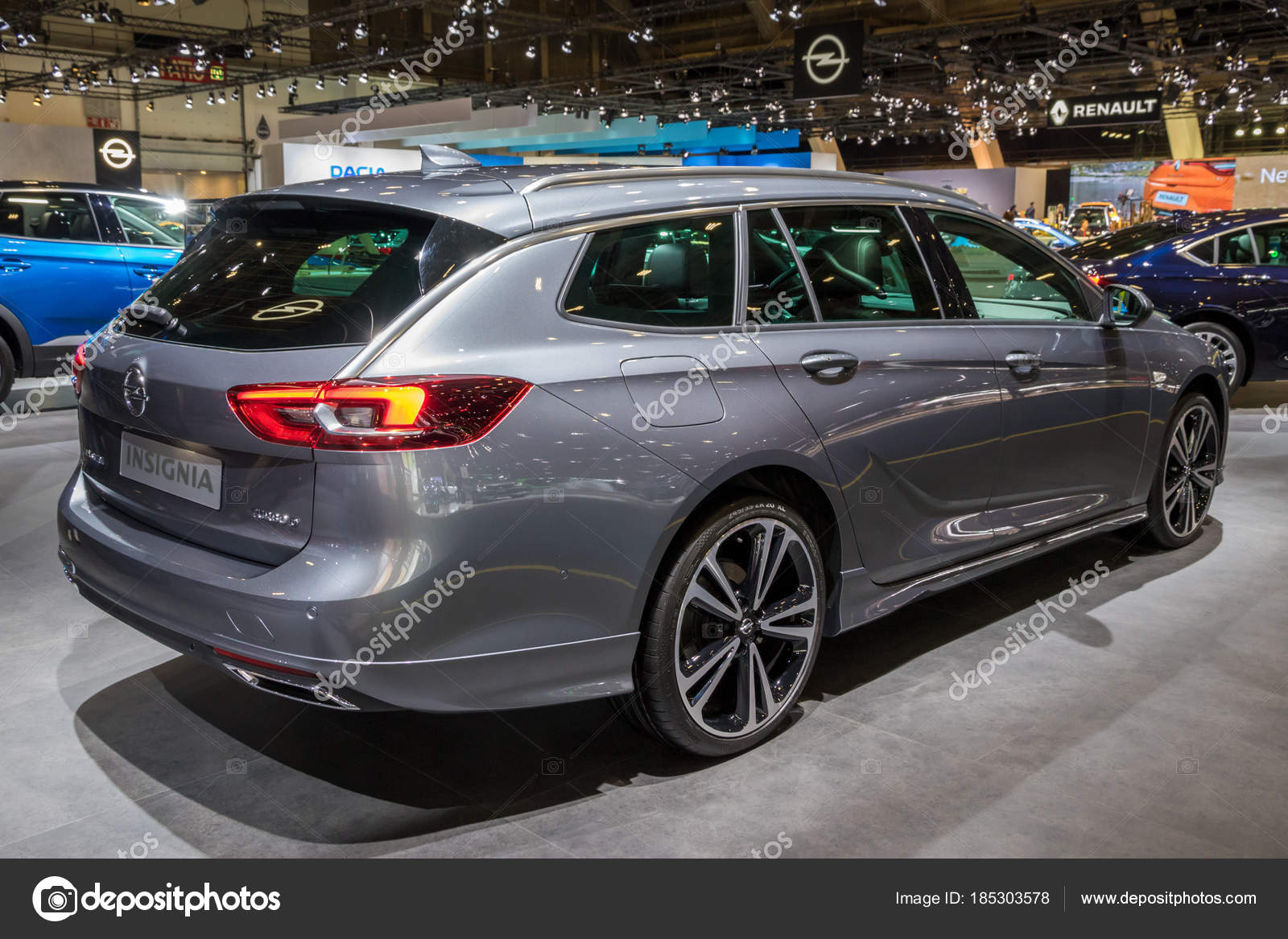 Round and round Medal Illustrate New Opel Insignia station wagon car – Stock Editorial Photo © Foto-VDW  #185303578