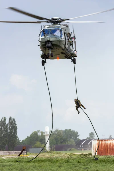 Elicottero a fune veloce dei soldati — Foto Stock