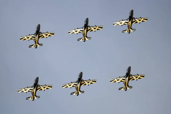 Аэробатическая команда ОАЭ Аль-Фурсан — стоковое фото