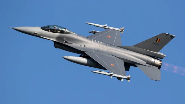 Askeri Hava Kuvvetleri f-16 savaş uçağı uçak — Stok fotoğraf