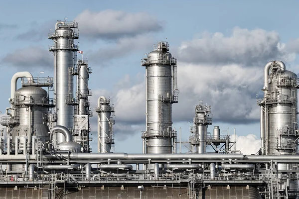 Trabalho de tubulação de uma fábrica de refinaria de óleo . — Fotografia de Stock