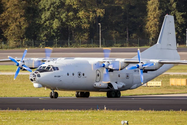 Російський Антонов Ан-12 вантажний літак — стокове фото