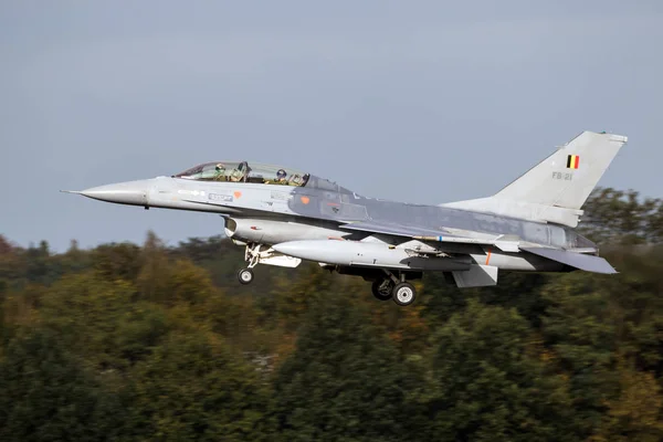 Belgijskie siły powietrzne przelot w pobliżu myśliwca f-16. — Zdjęcie stockowe