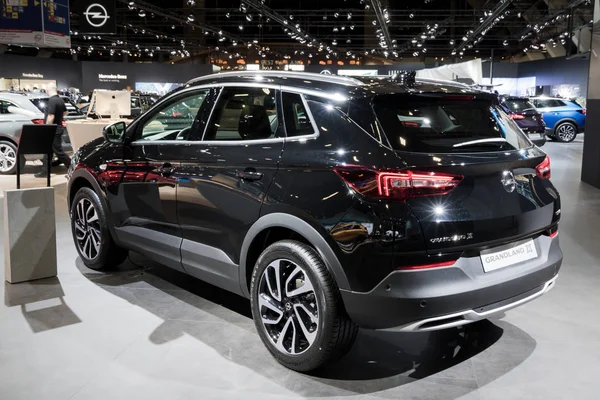 Yeni 2018 Opel Grandland X Suv araba — Stok fotoğraf