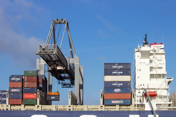 Kontejnerová loď portálové jeřáby přístav rotterdam — Stock fotografie