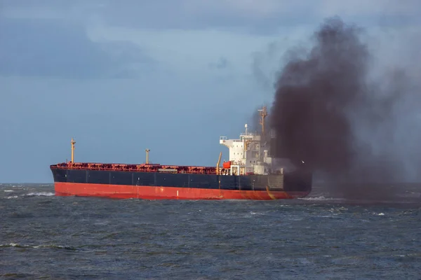 Poluição do ar navio industrial — Fotografia de Stock