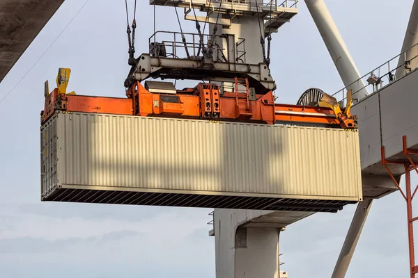 Zeecontainer opgeheven door een kraan harbor — Stockfoto