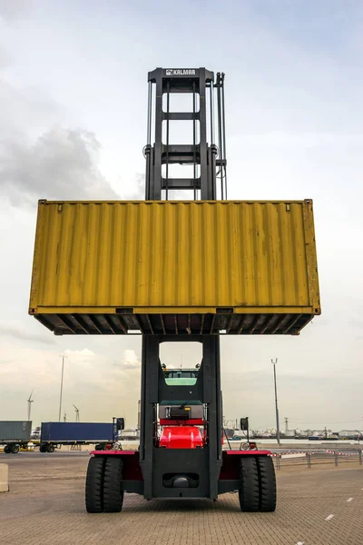 Port pengiriman kontainer kargo bergerak — Stok Foto