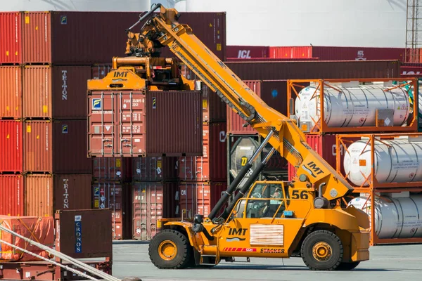 Alcance apilador en movimiento puerto de contenedores de carga — Foto de Stock