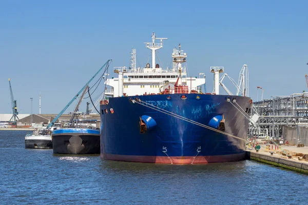 Öltanker legte im Hafen an — Stockfoto