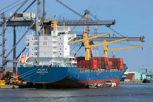 Container schip afgemeerd — Stockfoto