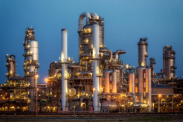 Trabajos de tubería de una refinería de petróleo . — Foto de Stock