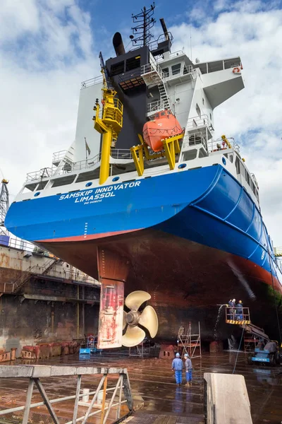 Reparação de navios de trabalho doca seca — Fotografia de Stock