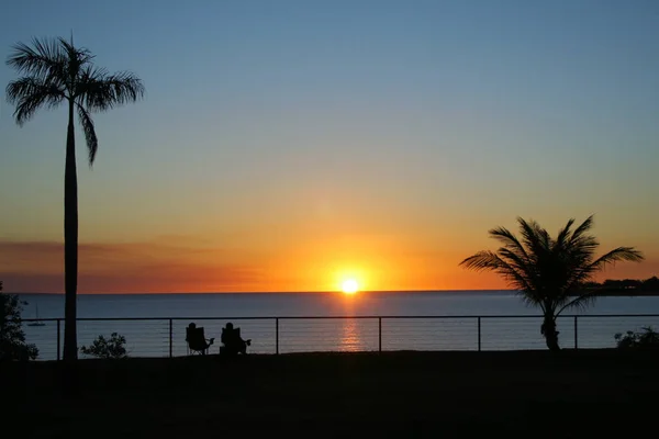 Couple Regardant Coucher Soleil Sur Mer Depuis Leurs Chaises Relaxantes — Photo