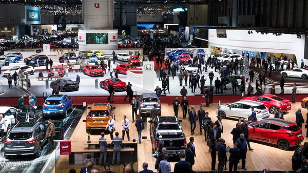 Genève Autosalon van auto's en bezoekers overzicht — Stockfoto