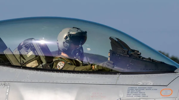Kokpitu pilota myśliwca odrzutowego samolotu — Zdjęcie stockowe