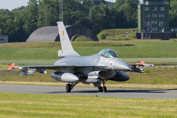 Belgijskich sił powietrznych samolotach myśliwca f-16 — Zdjęcie stockowe