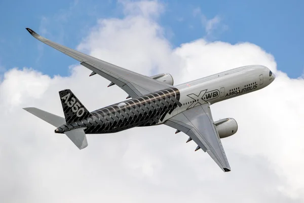 Airbus A350 XWB passenger plane — Stock Photo, Image
