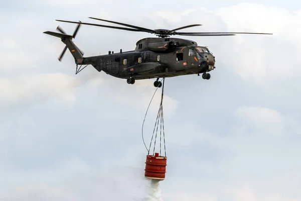 Вертолетное ведро для пожара — стоковое фото