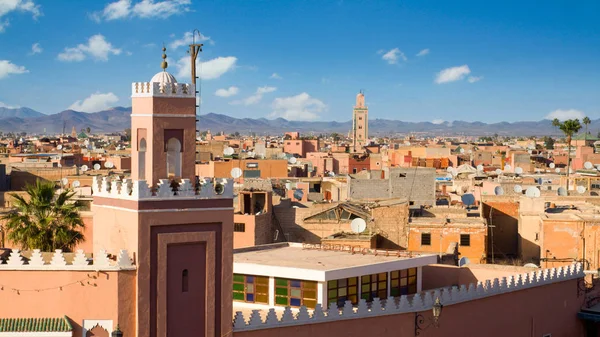 Torre minarete na histórica cidade murada (medina) em Marrakec — Fotografia de Stock