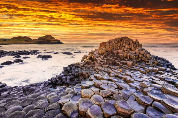 Západ slunce na Giants Causeway v Severním Irsku — Stock fotografie