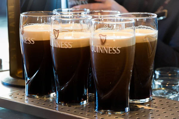 Pints Guinness werden in einem Pub in Dublin, Irland serviert — Stockfoto