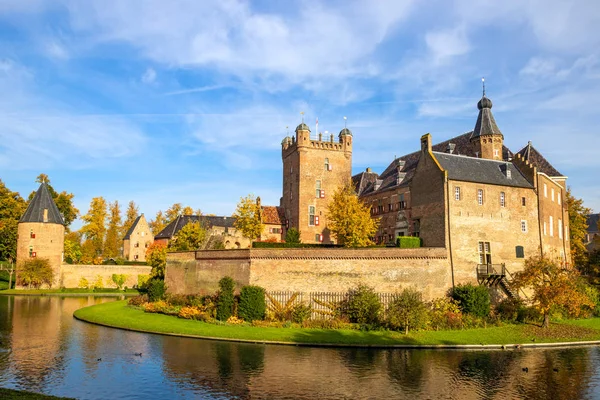 Castello di Huis Bergh in una soleggiata giornata d'autunno in & # 39; s Heerenberg, T — Foto Stock