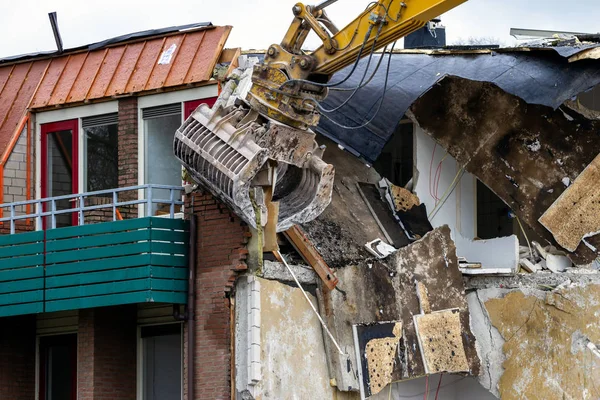 Uchwyt koparki wyburzenie przestarzałego budynku. — Zdjęcie stockowe