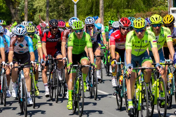Ciclisti durante la seconda tappa del Giro d'Italia 2016 . — Foto Stock