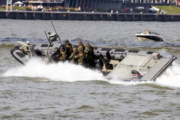Veloz lancha rápida con los marines holandeses durante una demostración de asalto en el —  Fotos de Stock
