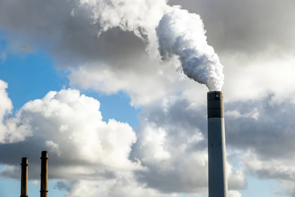 茶色の石炭発電所の煙突による大気汚染. — ストック写真