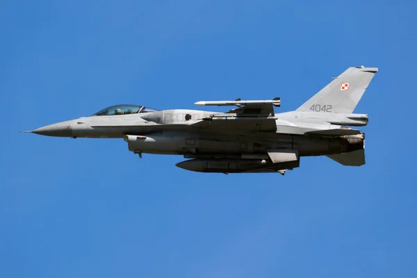 Polonya Hava Kuvvetleri F-16. Falcon savaş uçağı havalandı. — Stok fotoğraf