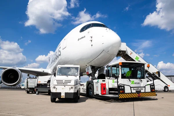 Avión de pasajeros Airbus A350 XWB remolque — Foto de Stock