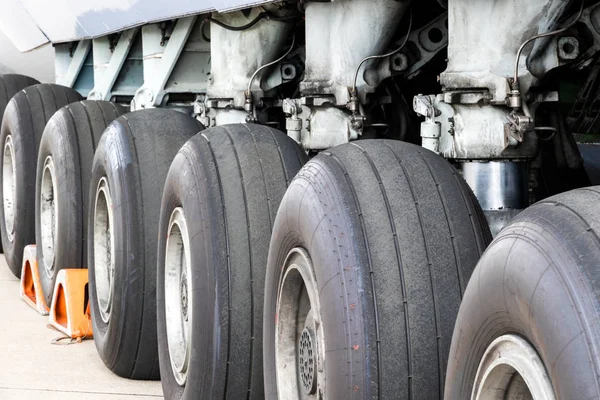 Nahaufnahme einer Reifenreihe auf dem Hauptfahrwerk von a la — Stockfoto